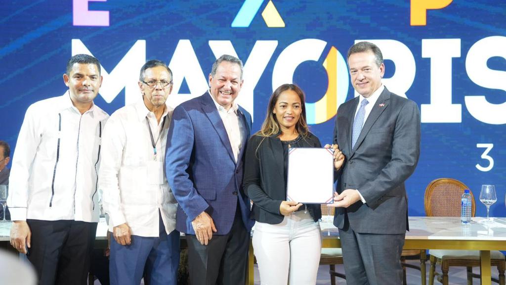 Gobierno entrega 23 millones de pesos a 56 beneficiados en San Francisco de Macorís